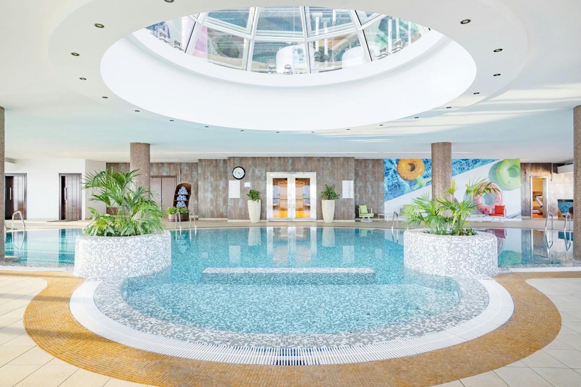 Qabila Westbay Hotel By Marriott Ντόχα Εξωτερικό φωτογραφία The swimming pool at the hotel